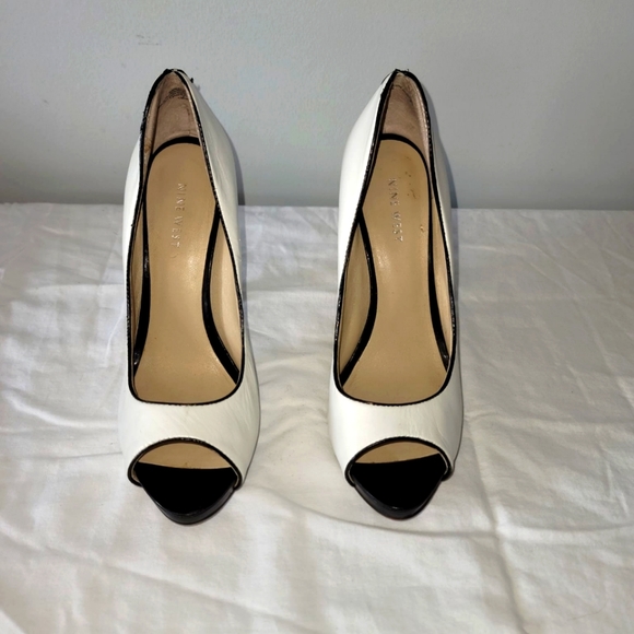 Gorgeous Nine West black and white with leather lace detail on the back size 9M - Picture 4 of 4